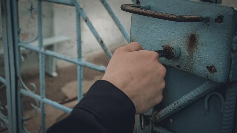 Заключенный из Ливии напал с молитвенным ковриком на охранника в оренбургской колонии