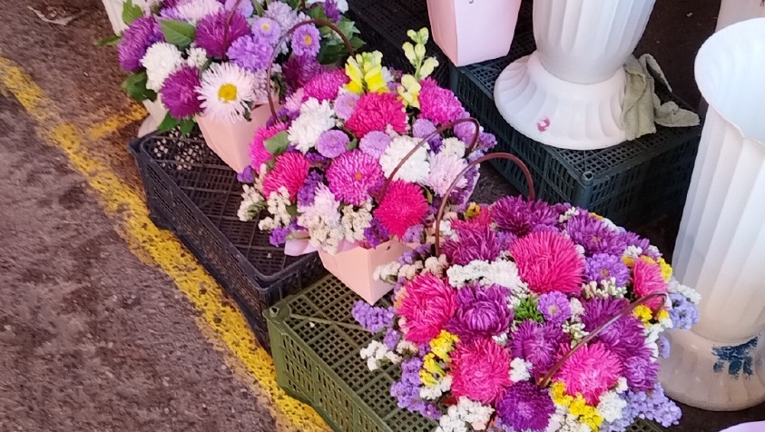 На рынке Оренбурга продают корзинки и хризантемы