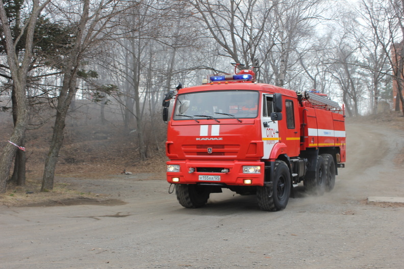 В поселке под Оренбургом пожарные потушили вспыхнувший автомобиль