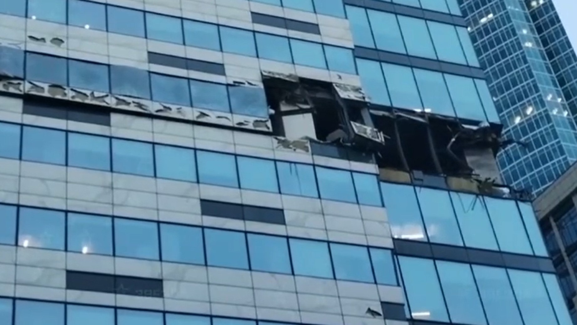 Нападение на сити холл в москве. Москва Сити дрон. Москва Сити атака беспилотников. Башня око 2. Повреждение фасада Москва Сити.