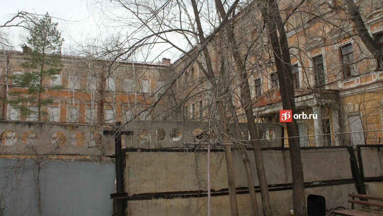 Здание бывшего летного училища на Советской,1