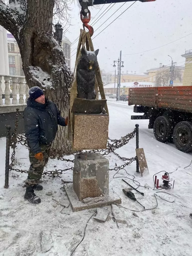 Памятник ученому коту в Оренбурге переезжает.