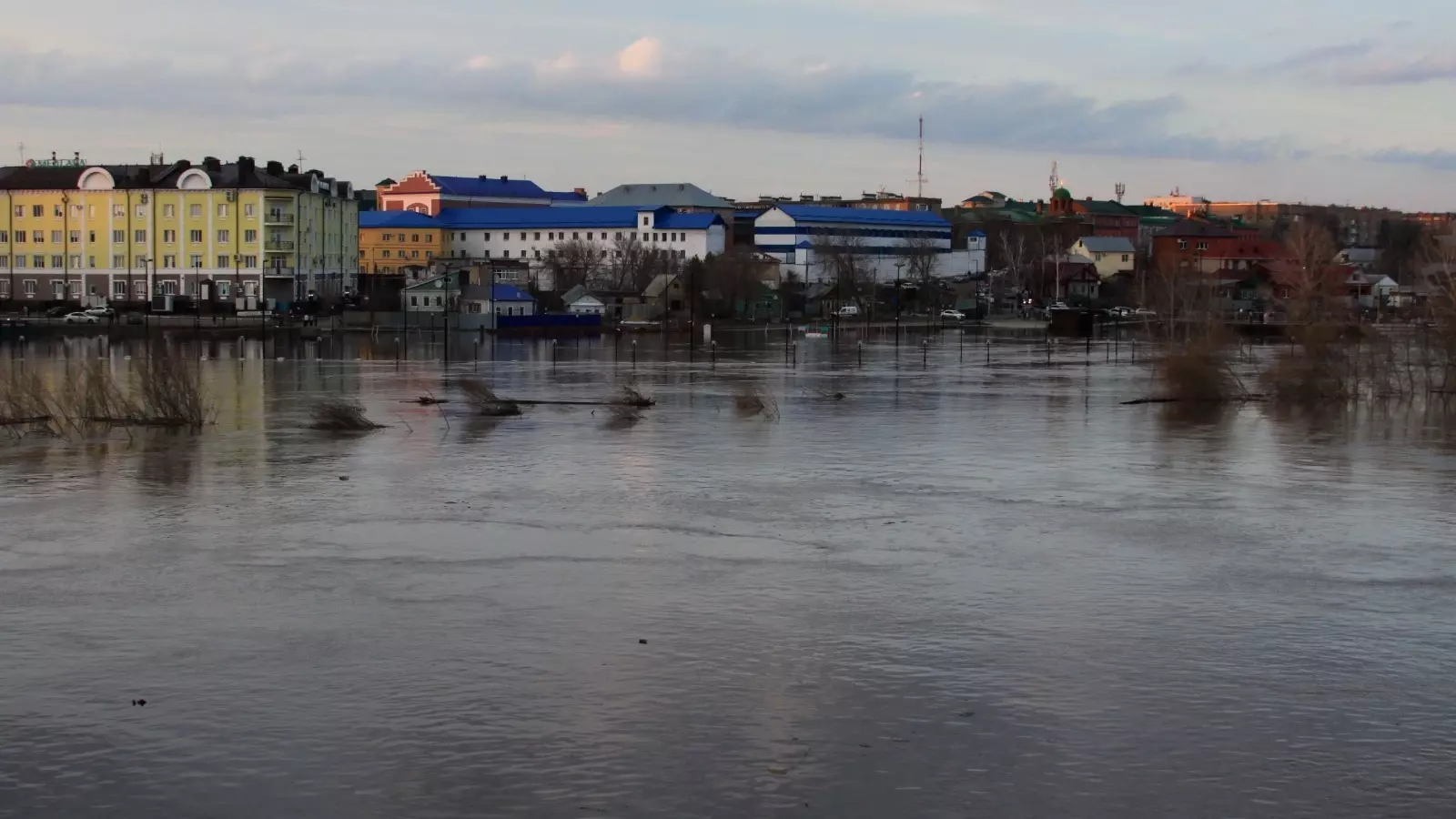 Набережная в Оренбурге уже скрылась под водой