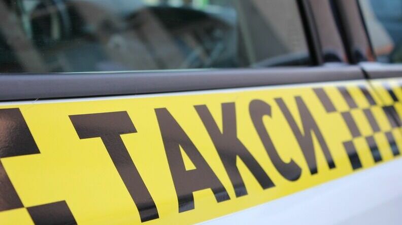 Выпала из салона на ходу: оренбурженка отсудила у «Яндекс.Такси» 150 000 рублей