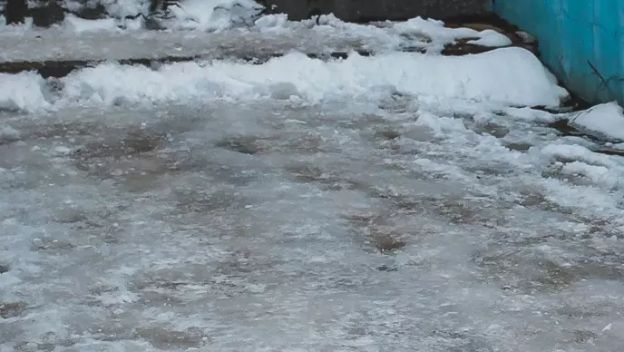Оренбуржцы изобретают способы безопасного передвижения по ледяным тротуарам