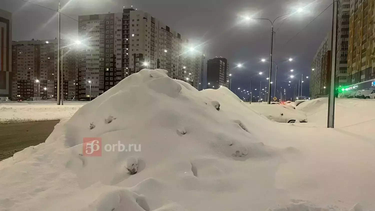 На улицах Оренбурга снега меньше не становится