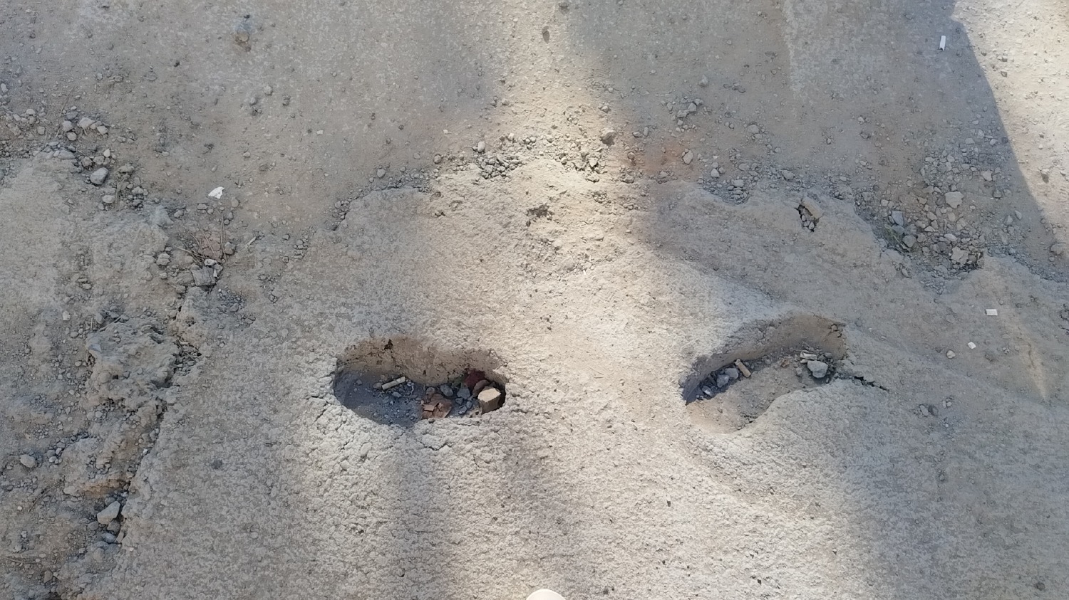 Отпечатки от ботинок на свежем бетоне