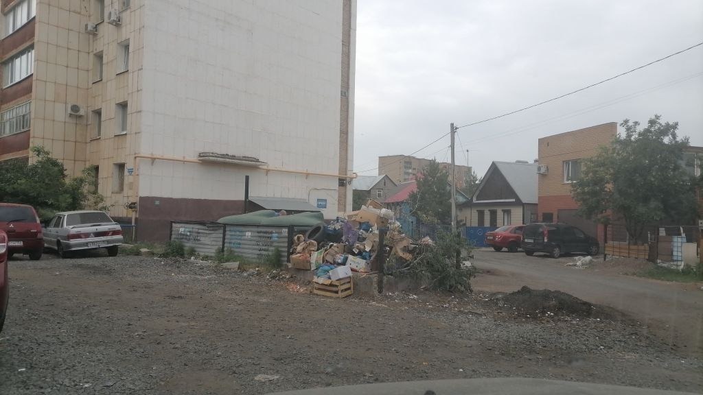 Куча мусора на улице Восточной в Оренбурге