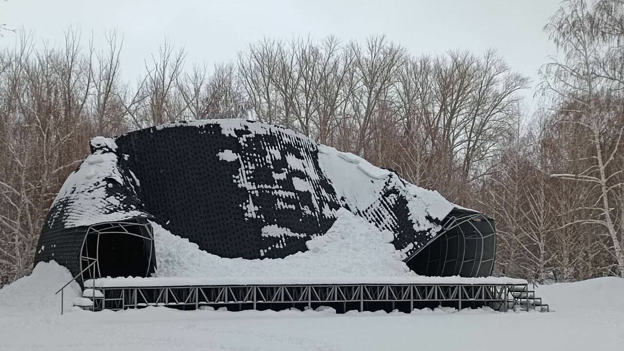 Новая сцена в городском парке Медногорска обрушилась из-за снежной шапки