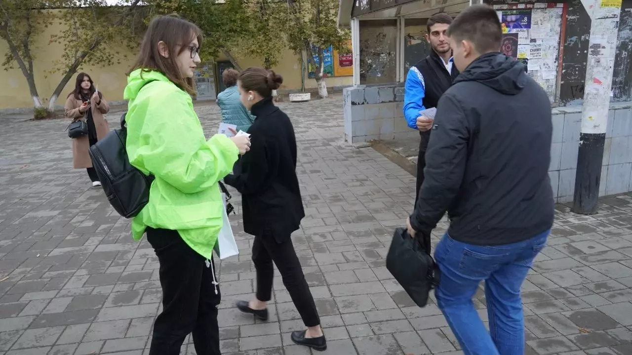 Волонтер помогает оренбуржцам разобраться в новой транспортной схеме