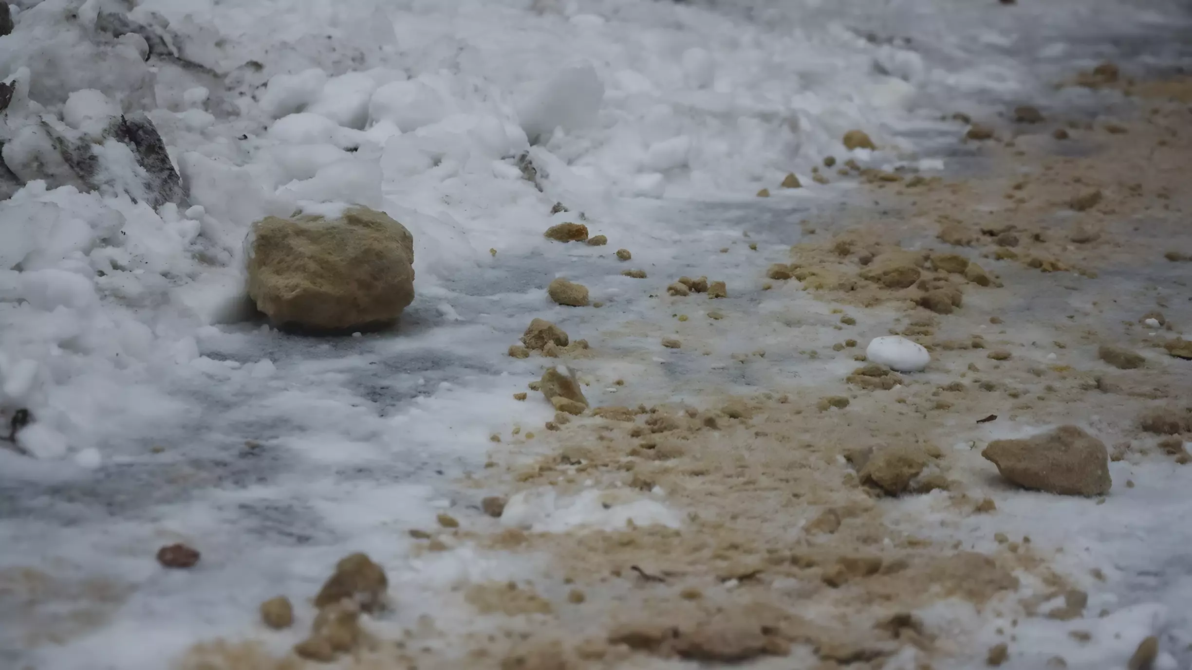 На скользких остановках Оренбурга наконец появился песок