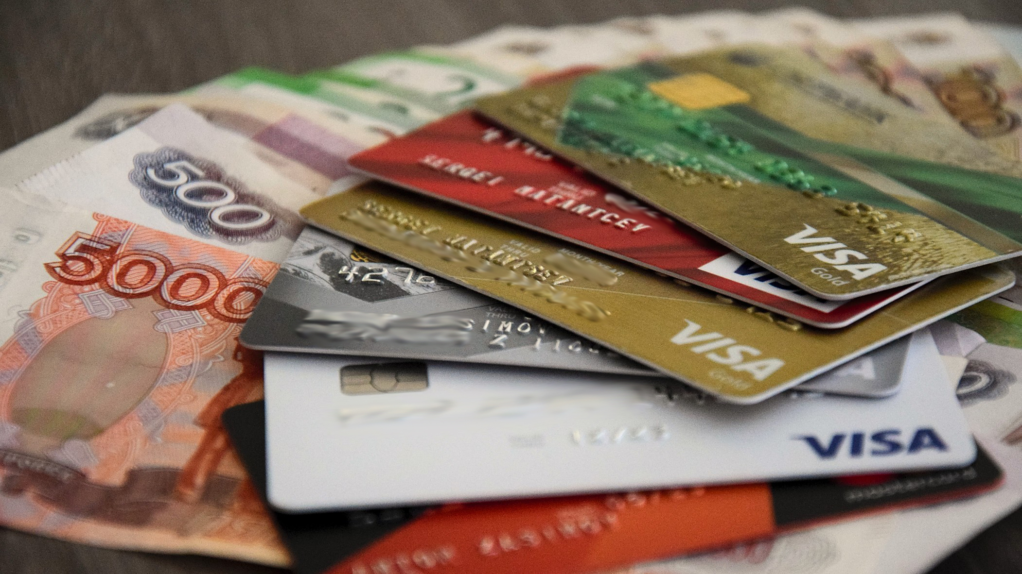 СберБанк продлит срок действия банковских карт