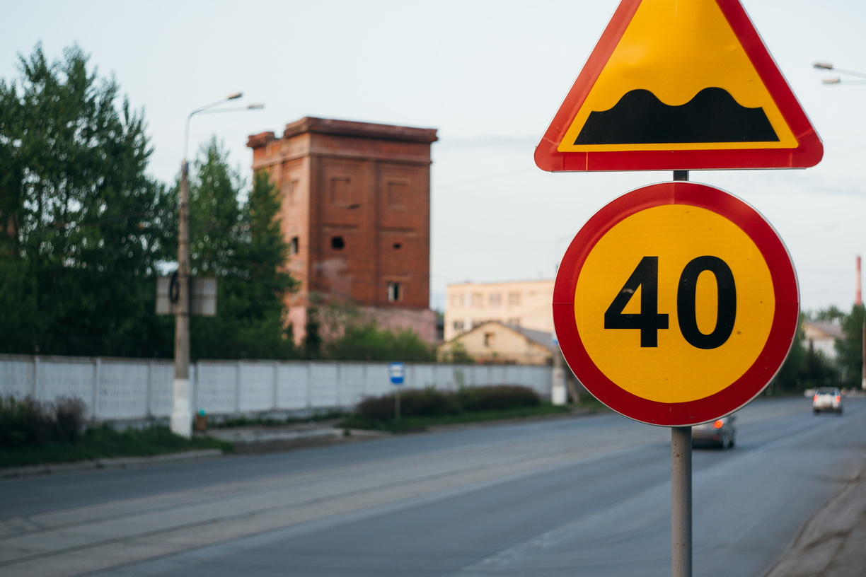 Водитель легковушки в Оренбурге снес дорожный знак ограничения скорости