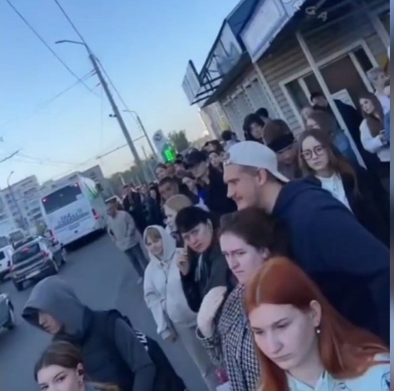 Люди ждут автобуса в Оренбурге в толпе