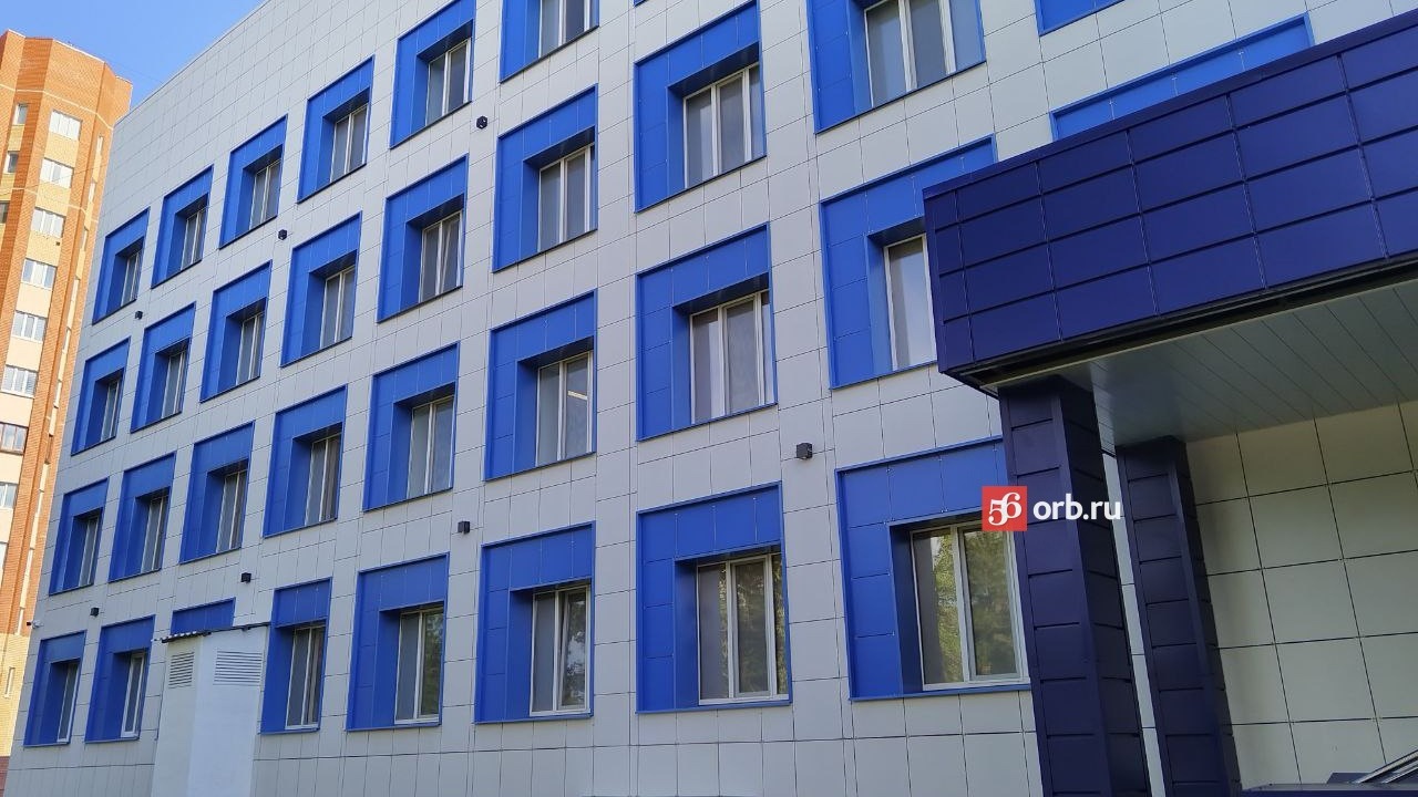 Здание поликлиники Оренбурга облицевали бело-сине-бирюзовыми панелями