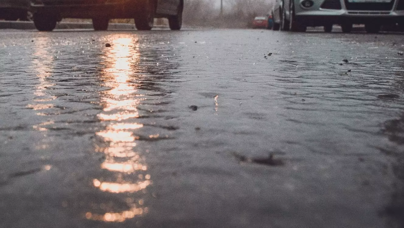 Из-за плохих погодных условий перекрыли дорогу Орск — Оренбург