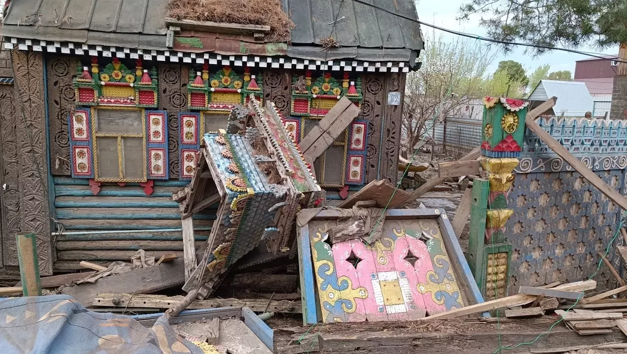 Разрушенный домик в Дубках