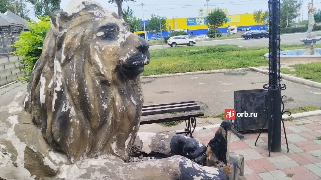Облезлый лев на ул. Терешковой в Оренбурге