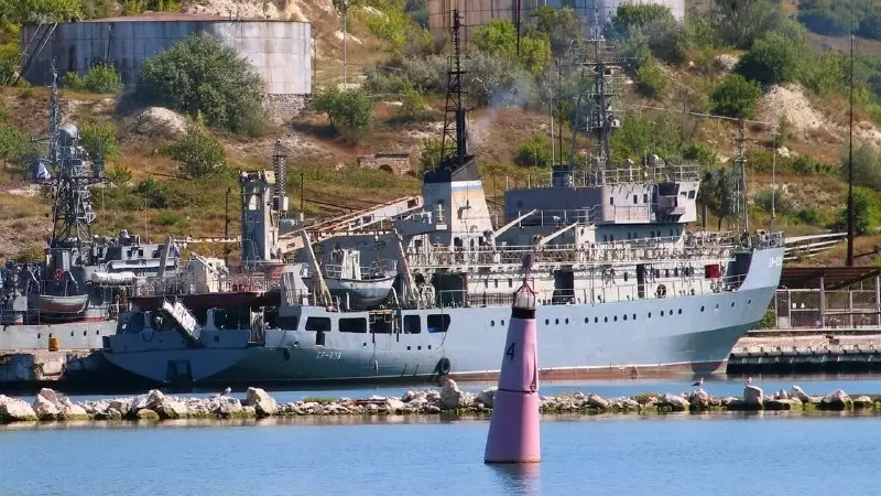 Судно размагничивания СР-939 Черноморского флота на бункеровке