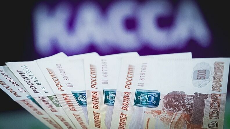 Из-за санкций оренбуржцам за рубежом советуют снять деньги с карт UnionPay