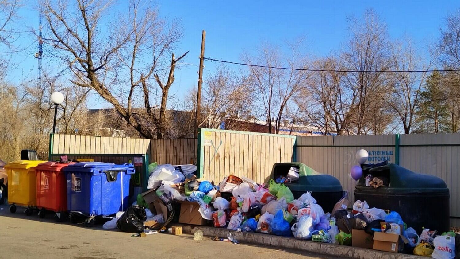 Типичная для Оренбуржья картина: красивые яркие баки среди гор невывезенного мусора
