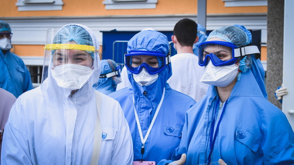 Губернатор Денис Паслер наградил оренбургских медиков за борьбу с коронавирусом