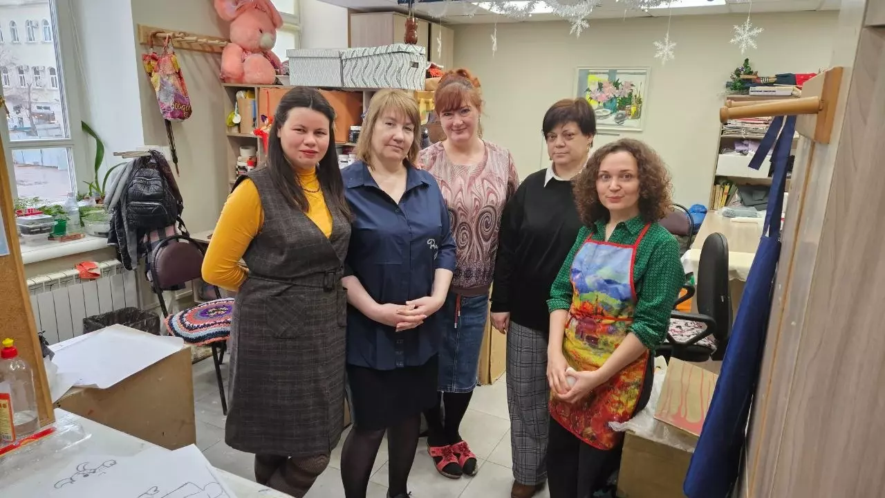 Сотрудницы бутафорского цеха слева направо: Наталья, Екатерина, Ирина, Елена и Ольга