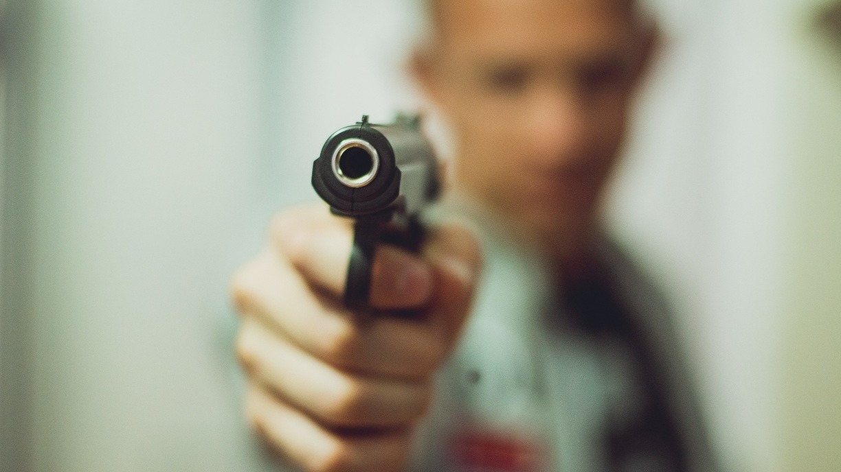 17-летний оренбуржец пытался застрелить иностранцев