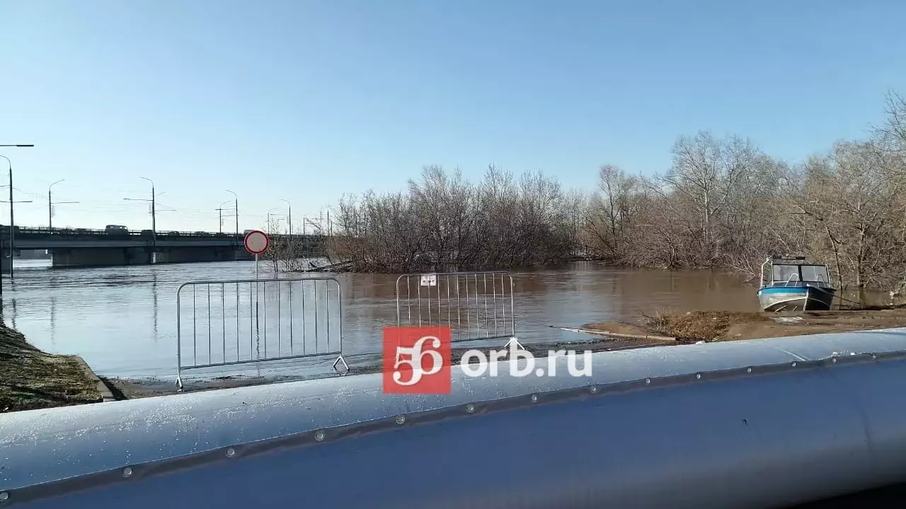 Вчера возле автомоста на Урале установили водоналивные дамбы