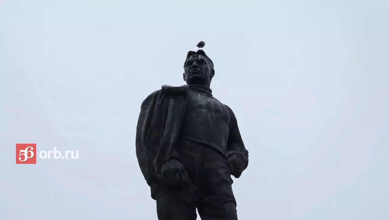 Памятник Чкалову на набережной 