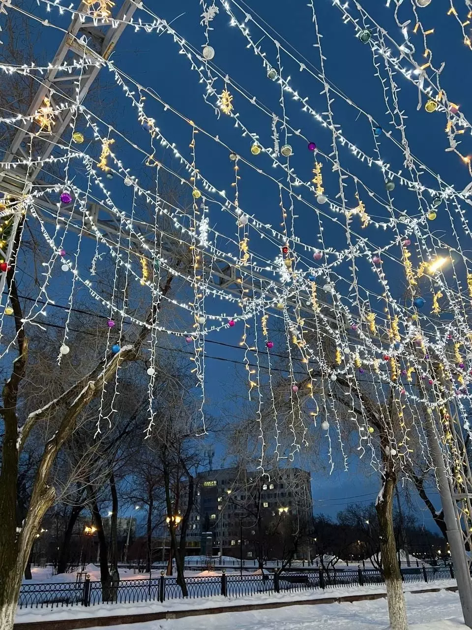 Инсталляция «Звездное небо» в Оренбурге пострадала от метелей и рук вандалов
