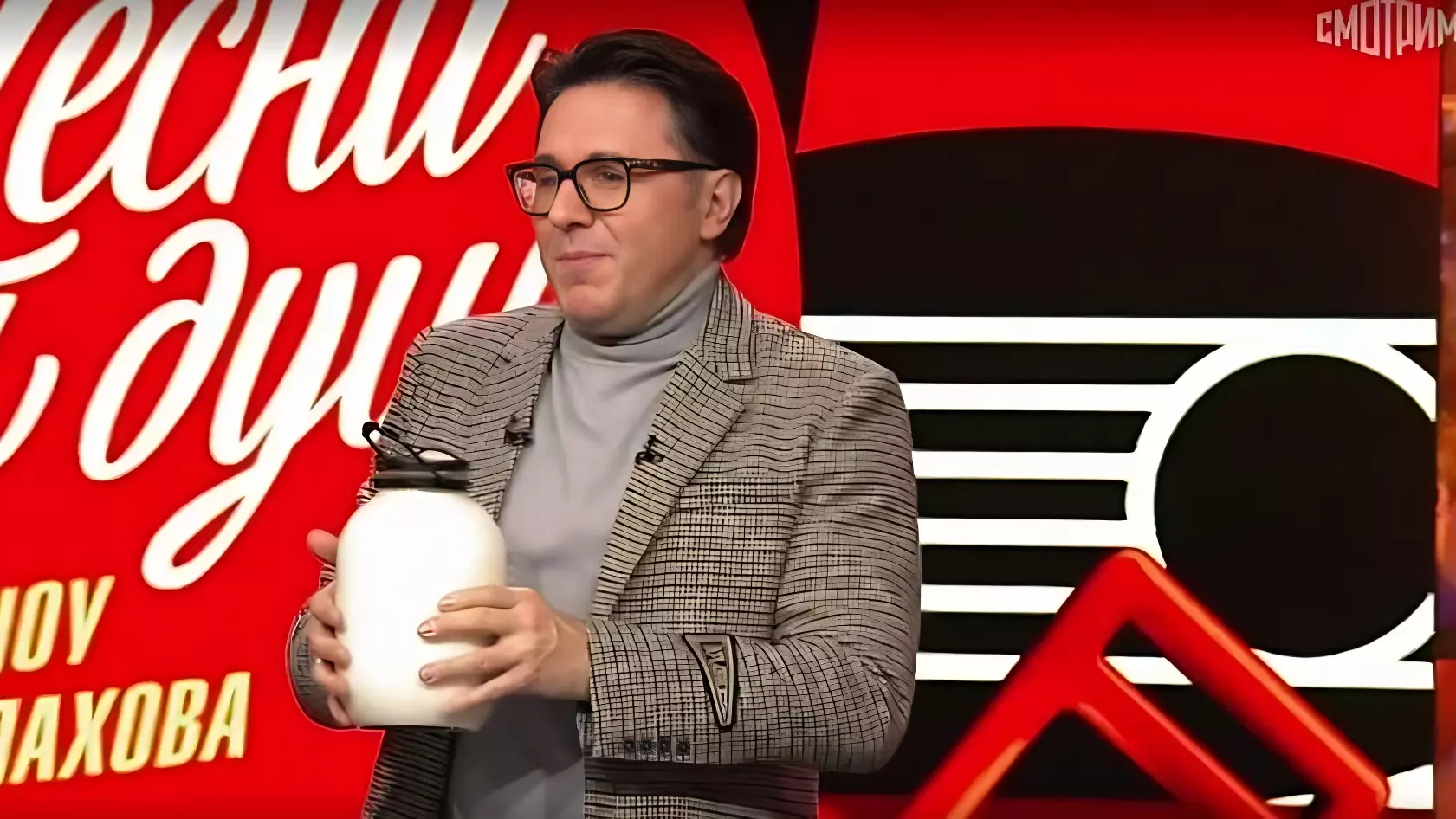 Малахову подарили домашнее молоко из Оренбуржья.