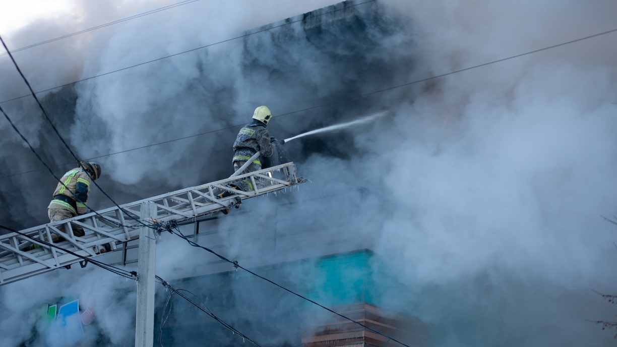 Из горящего дома на проспекте Победы в Оренбурге спасли 25 человек