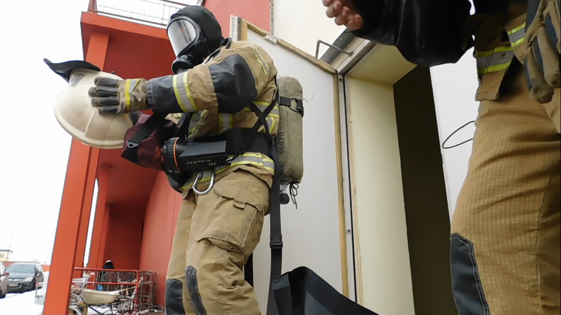 В Орске неизвестные подожгли квартиру: сгорел балкон