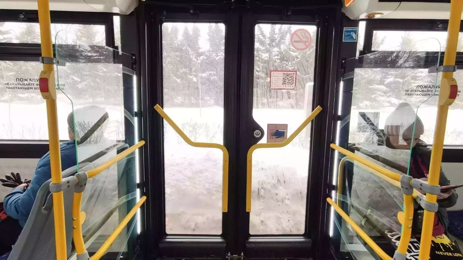 В Оренбурге людям приходится набиваться в салон автобуса