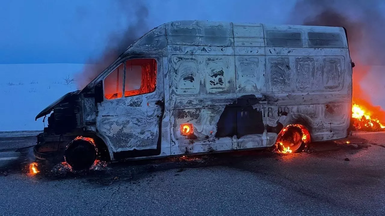 Автомобиль Почты России полностью сгорел