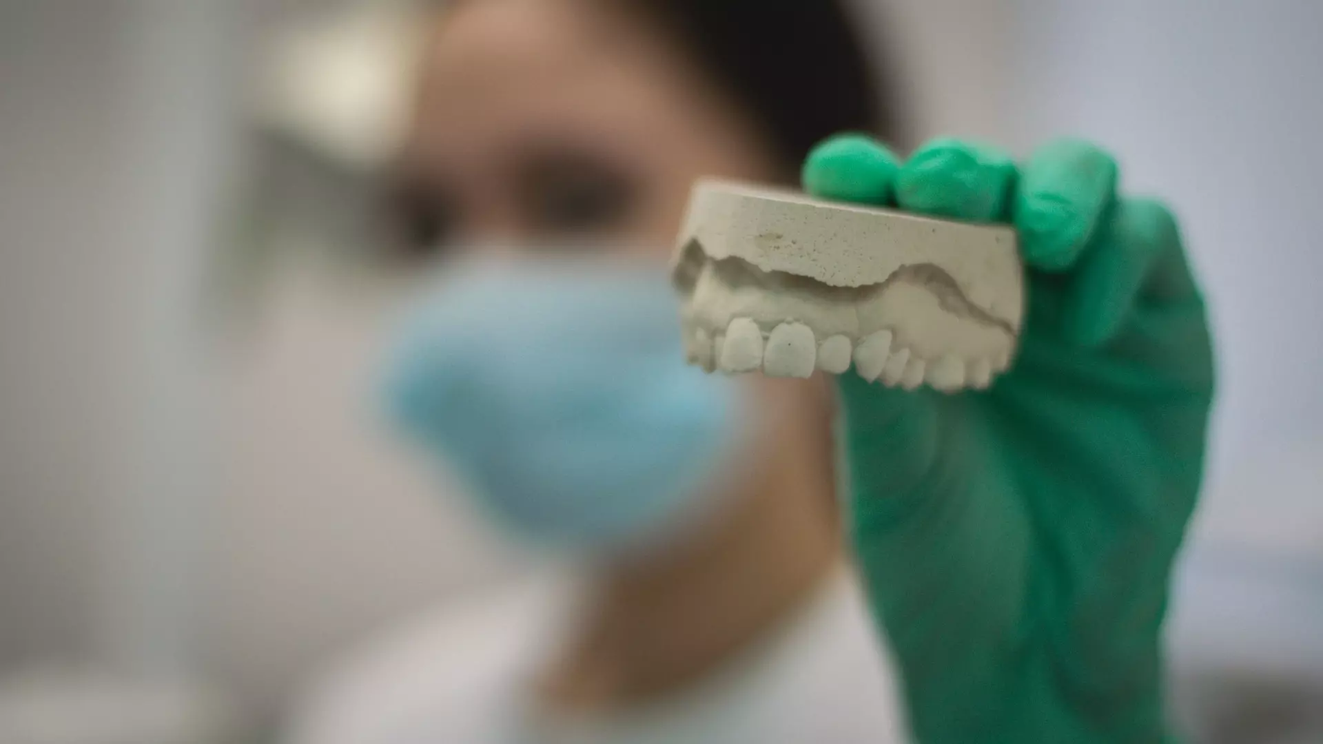 Стоматологи занесли инфекцию при зубном лечении