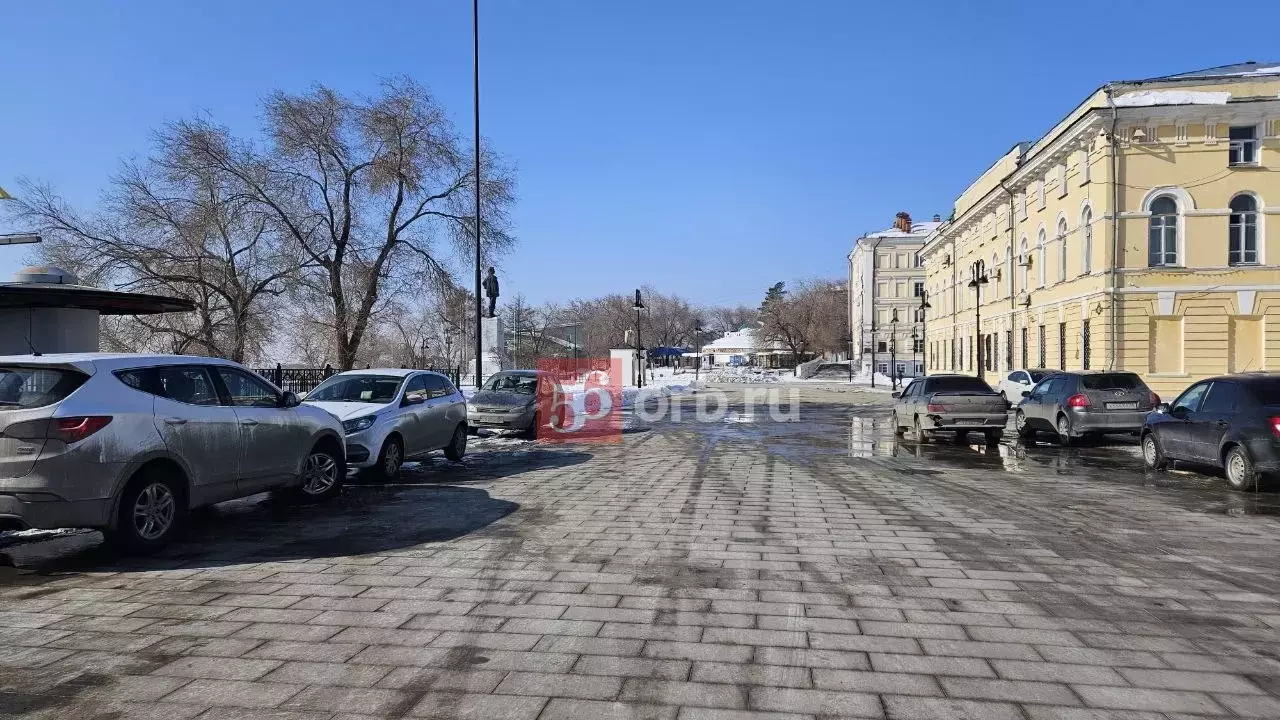 Машины заполонили пешеходную зону на улице Набережной в Оренбурге