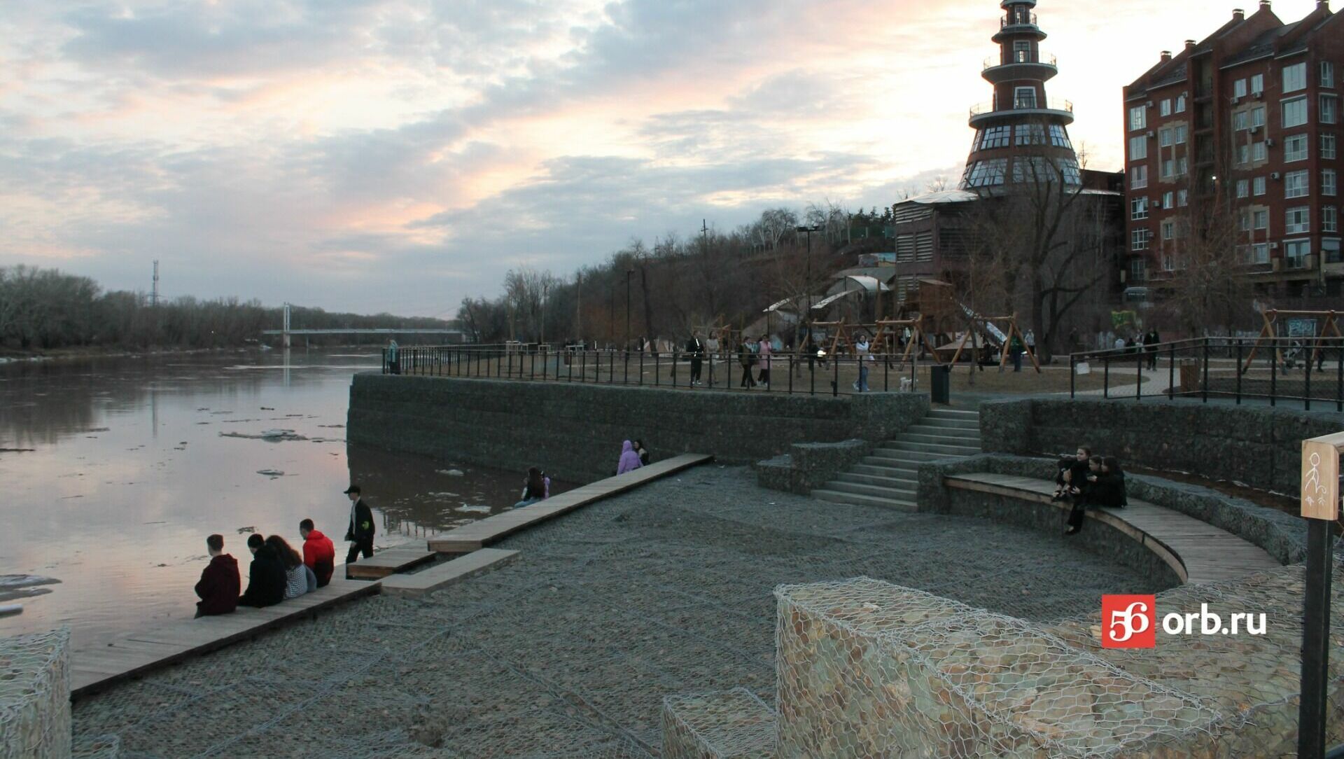 Вид с пешеходного моста через Урал на восточную часть набережной