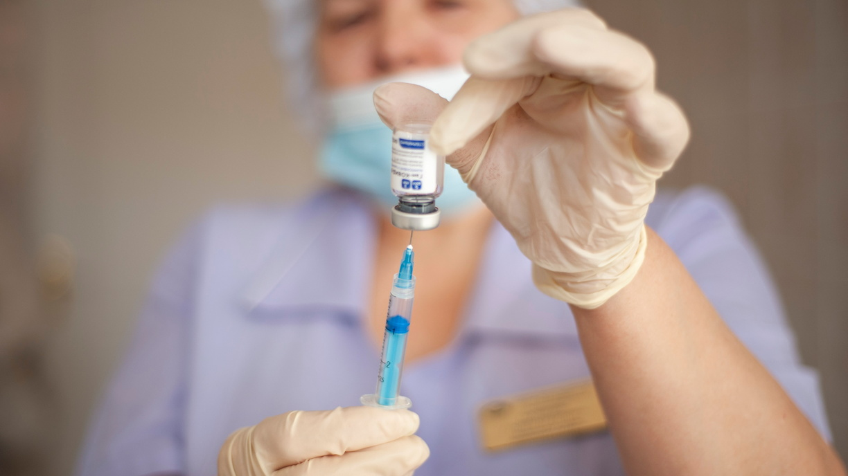 В Оренбуржье 38 мобильных бригад ставят прививки от коронавируса на дому
