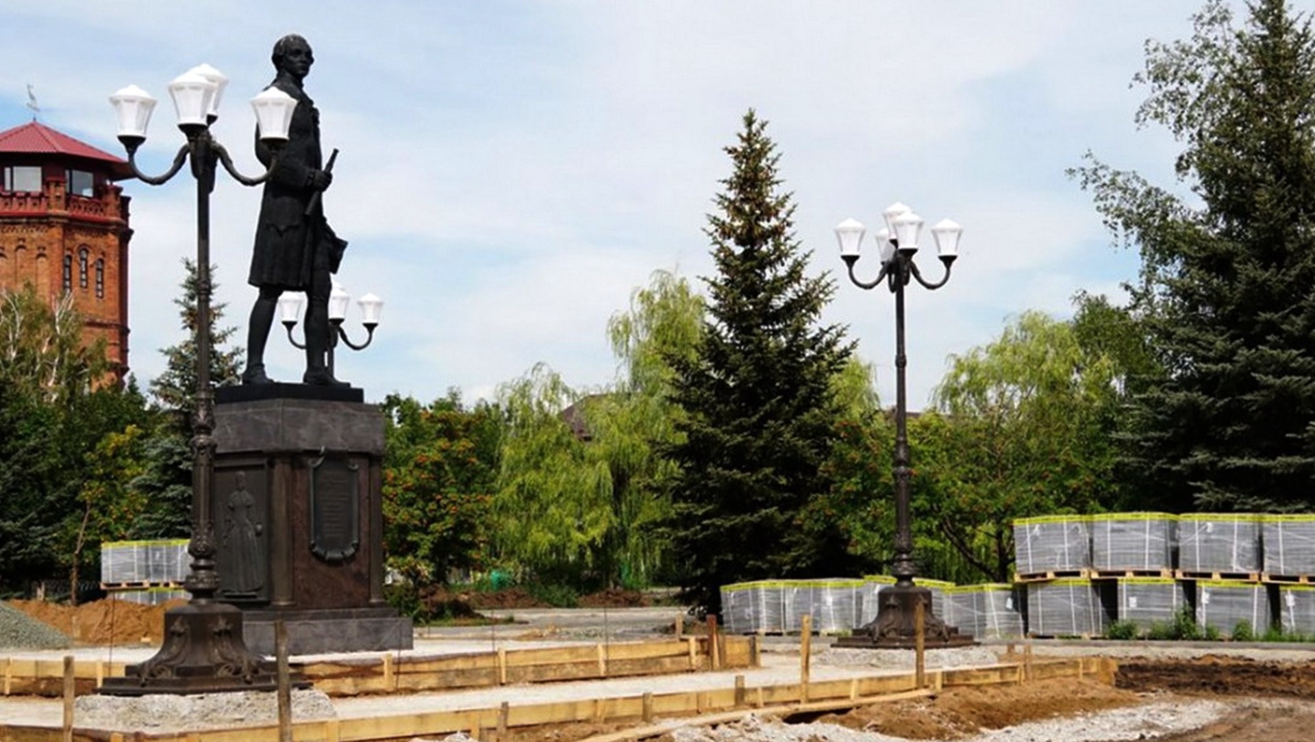 Основатель города Кирилов с грустью смотрит на происходящее