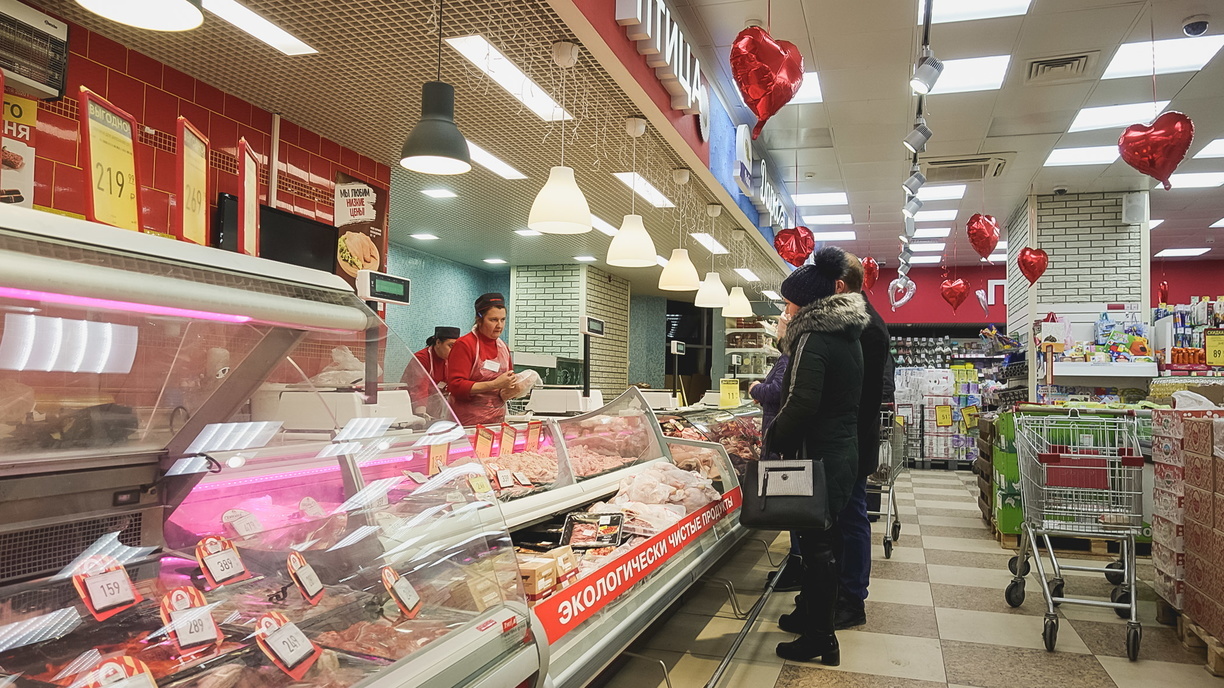 Жителей Оренбурга в супермаркетах просят держаться друг от друга на дистанции