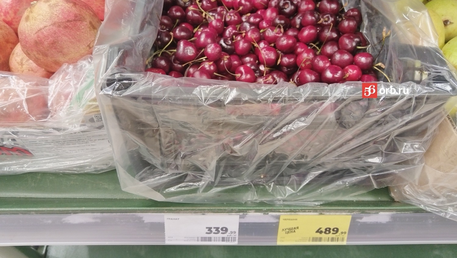 Черешня в магазинах стоит около  500 рублей за кило